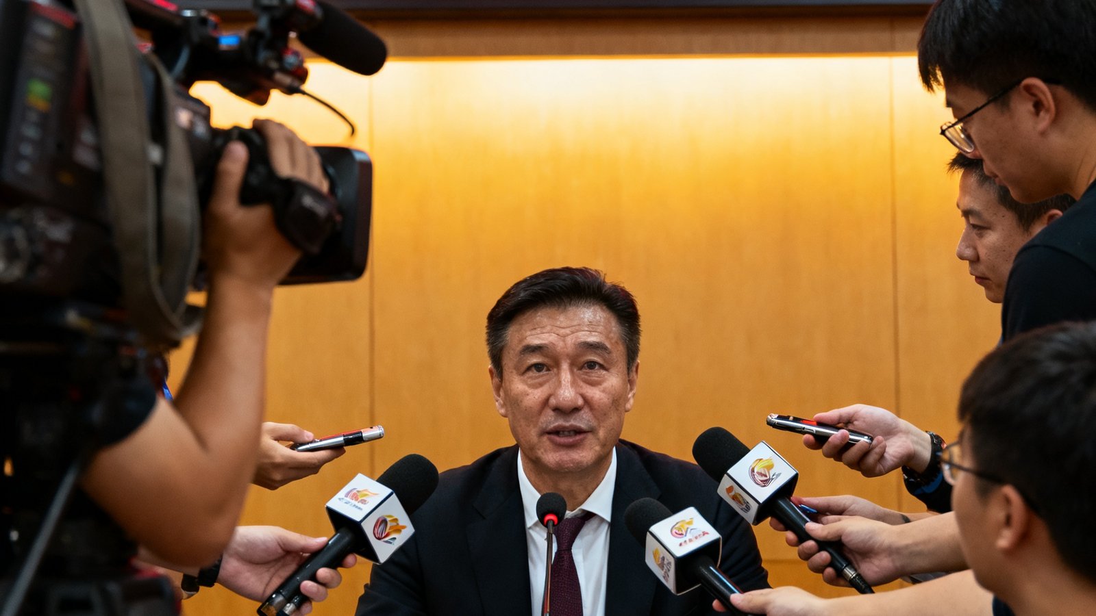 看球直播赛后发布会直播,主教练接受媒体采访